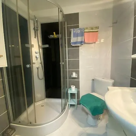Quartier Hopitaux 5 Min Du Centre, Studio Coquet 아파트